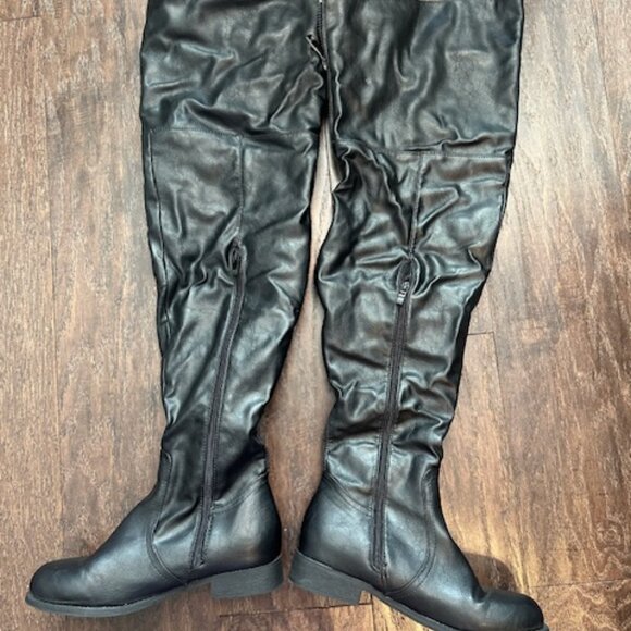 RENEE BLACK OVER THE KNEE BOOTS.  ALMOST NEW - WORN ONCE. SZ 7 - Picture 1 of 5